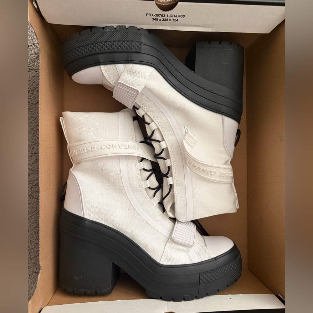 Women’s Converse White/Black Lace-Up Platform Boots (size 7)